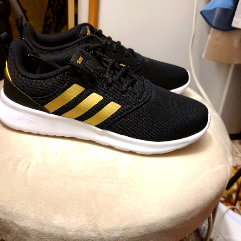 NWOT women's size 8 Adidas
